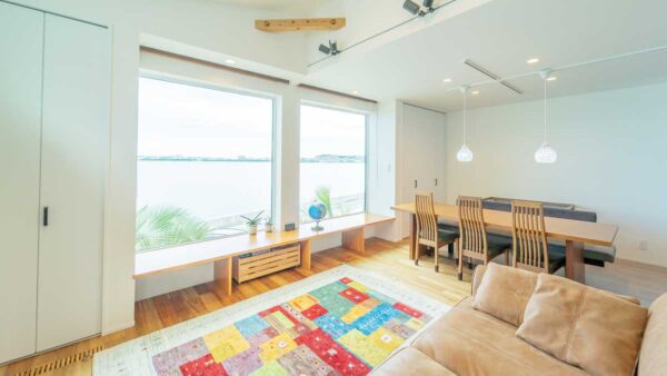 海を望む窓から家族の笑い声が広がる2階リビングの家